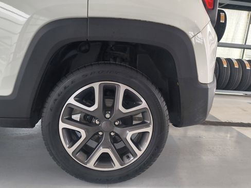 Used 2018 Jeep Renegade Latitude w/ Cold Weather Group image 27