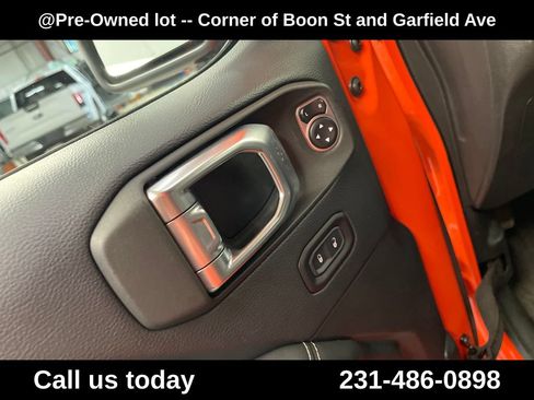 Used 2018 Jeep Wrangler Unlimited Sahara AWD/4WD image 16