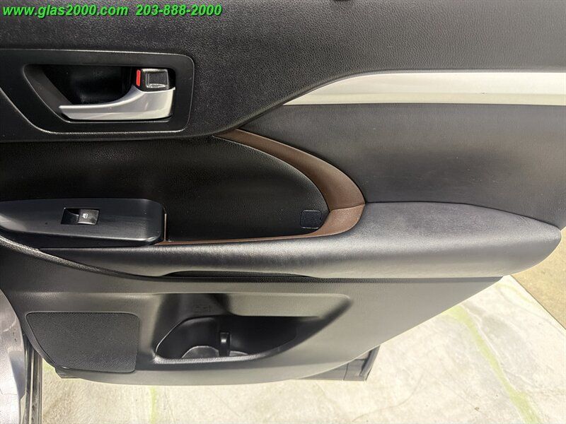 Used 2016 Toyota Highlander XLE AWD/4WD image 29