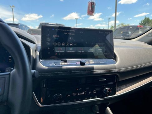 Used 2024 Nissan Rogue Platinum w/ Platinum Premium Package FWD image 10