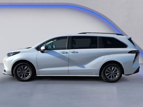 Used 2023 Toyota Sienna XLE image 5