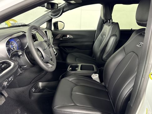 New 2026 Chrysler Pacifica Select image 12