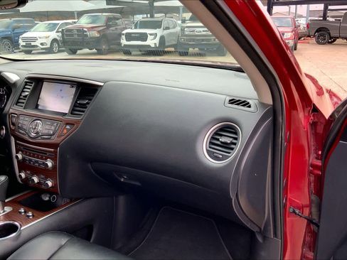 Used 2018 Nissan Pathfinder Platinum image 16