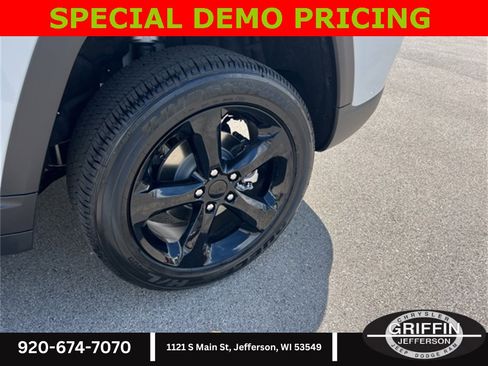 New 2025 Jeep Grand Cherokee Altitude image 14