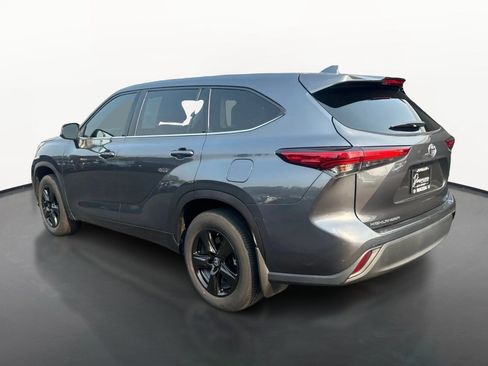 Used 2020 Toyota Highlander LE FWD image 5