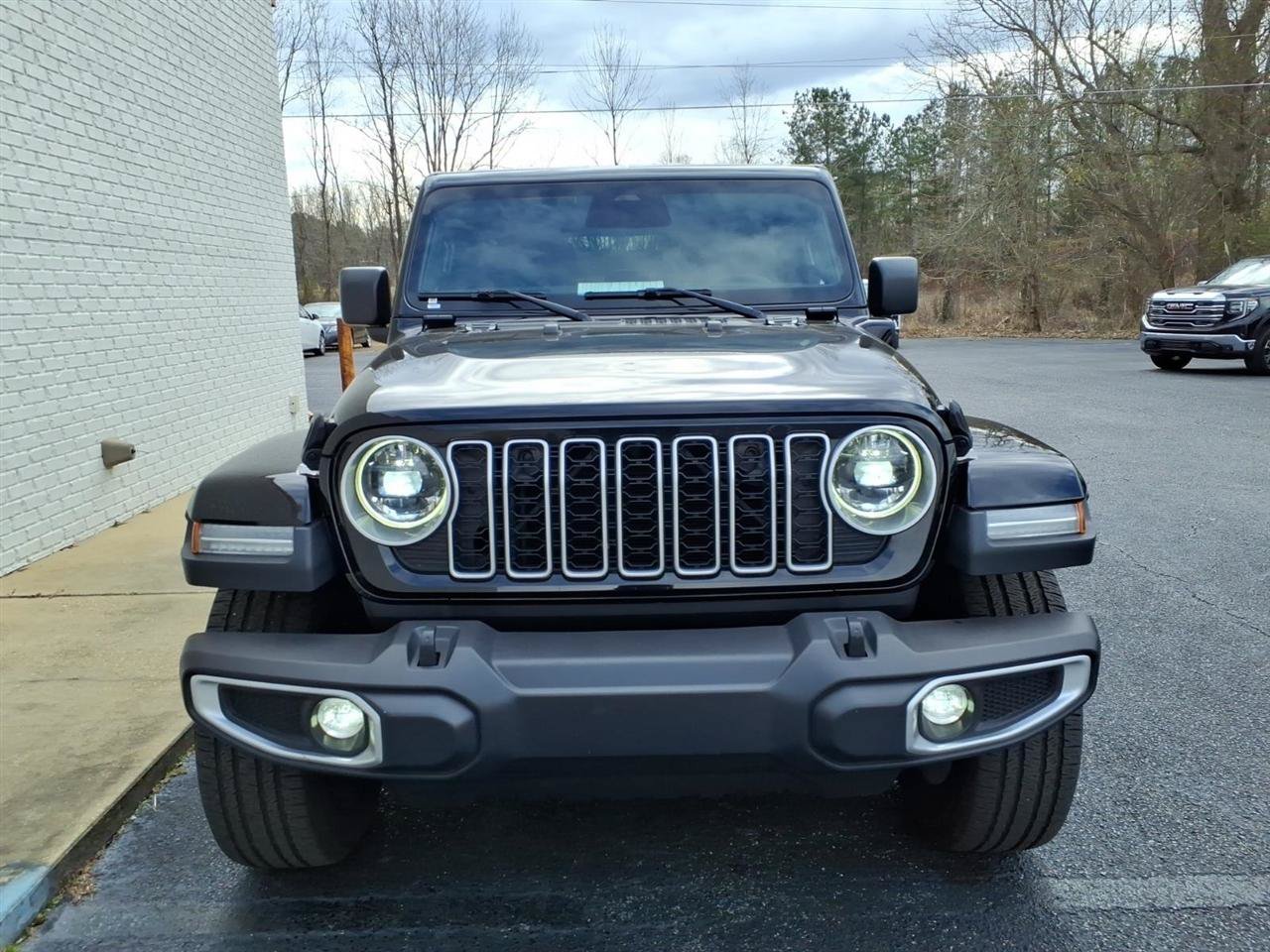 Used 2025 Jeep Wrangler Unlimited Sahara AWD/4WD image 2