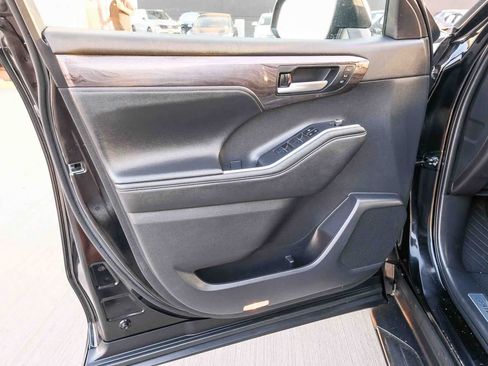 Used 2023 Toyota Highlander Limited FWD image 20