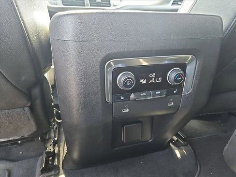 Used 2022 Chevrolet Suburban LT w/ Luxury Package image 15