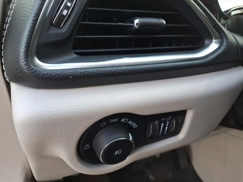 Used 2023 Chrysler Pacifica Limited image 19