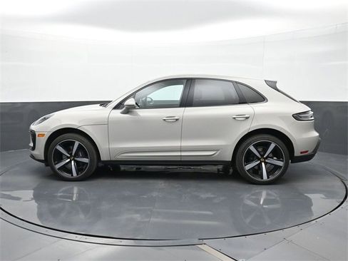 Certified 2023 Porsche Macan image 2