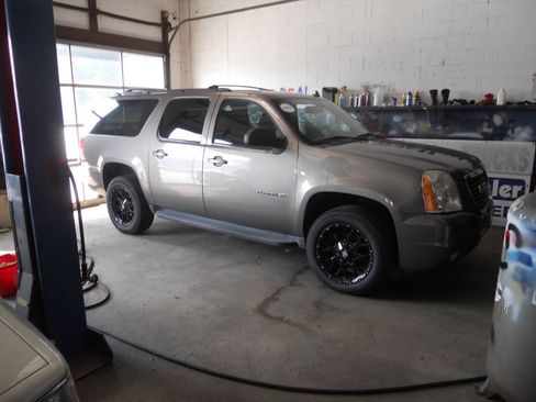 Used 2011 GMC Yukon XL SLT w/ SLT-2 Equipment Package AWD/4WD image 46
