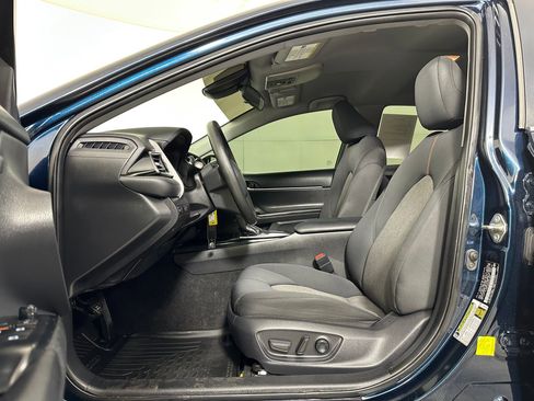 Used 2019 Toyota Camry L image 4