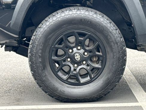 Used 2022 Toyota Tacoma TRD Off-Road AWD/4WD image 14