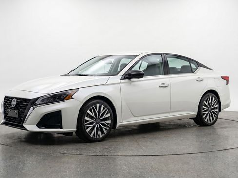 Used 2025 Nissan Altima 2.5 SV FWD image 3