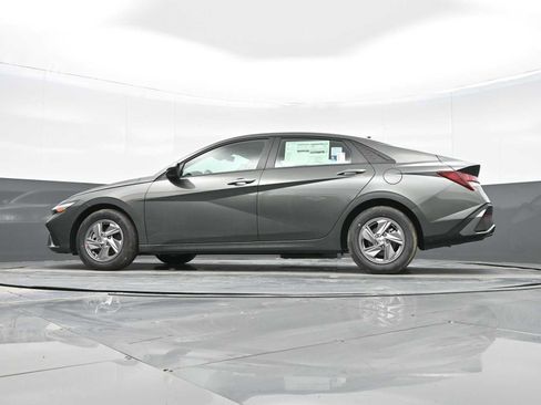 Used 2025 Hyundai Elantra SE FWD image 32