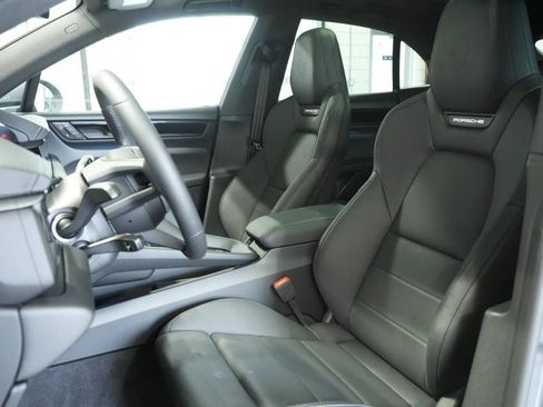 Certified 2025 Porsche Macan 4S Electric AWD/4WD image 5