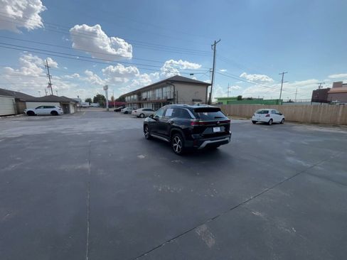 Used 2026 Volkswagen Tiguan SE AWD/4WD image 9