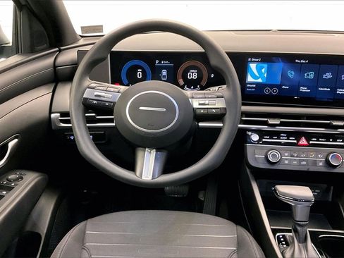 Certified 2025 Hyundai Santa Cruz SE image 4