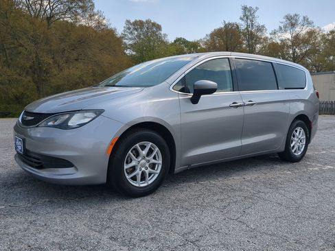 Certified 2020 Chrysler Voyager LX FWD image 6