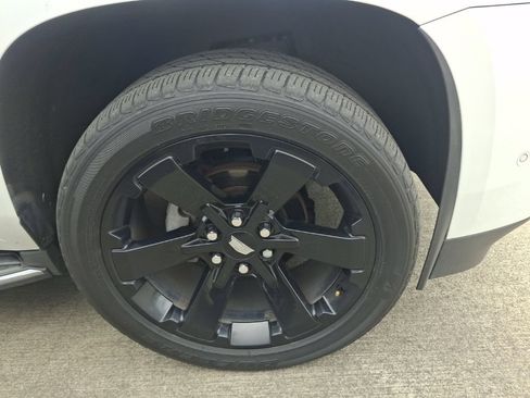 Used 2017 Cadillac Escalade Luxury AWD/4WD image 4