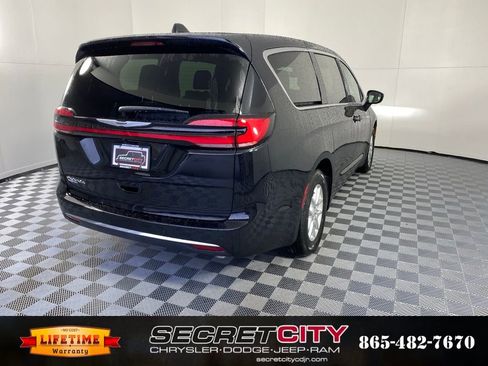 New 2026 Chrysler Pacifica Select image 7