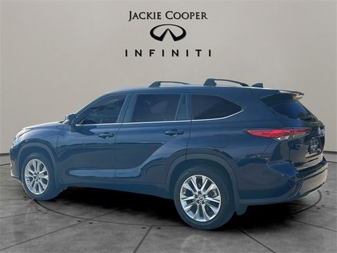 Used 2020 Toyota Highlander Limited image 3