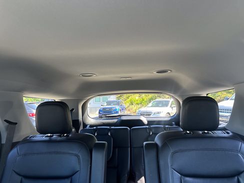 Used 2021 Ford Explorer XLT w/ Equipment Group 202A RWD image 39