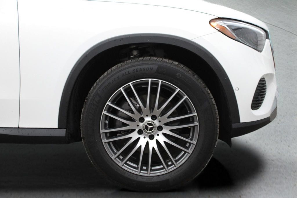 Used 2025 Mercedes-Benz GLC 300 image 14