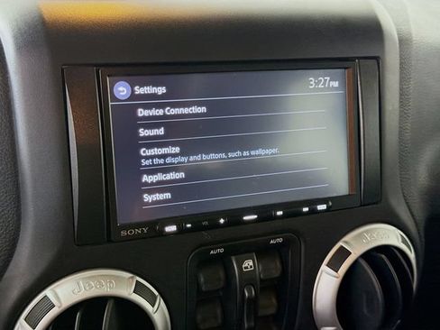 Used 2015 Jeep Wrangler Unlimited Rubicon w/ Connectivity Group AWD/4WD image 32