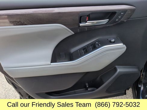 Used 2024 Toyota Highlander Platinum image 13