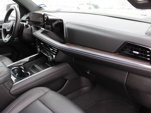 Used 2025 Chevrolet Suburban Z71 image 49