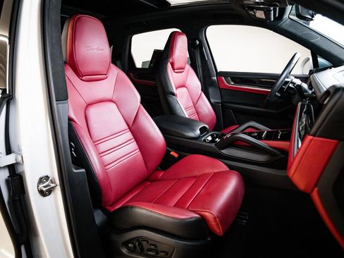Certified 2025 Porsche Cayenne Turbo AWD/4WD image 30