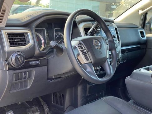 Used 2018 Nissan Titan SV AWD/4WD image 7