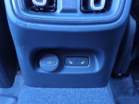 Used 2024 Volvo XC40 B5 Plus w/ Climate Package image 27