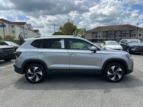 Used 2025 Volkswagen Taos SE AWD/4WD image 8