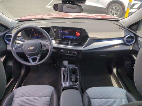 Used 2025 Chevrolet Trax LT w/ LT Convenience Package FWD image 18