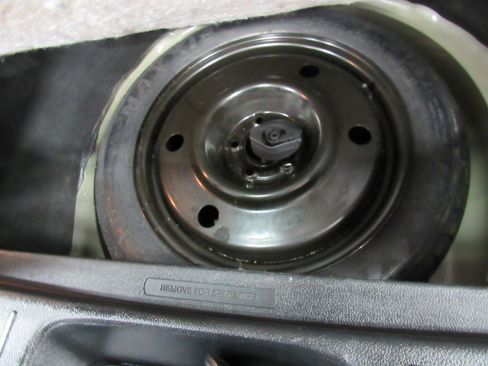 Used 2019 Ford Explorer XLT w/ Equipment Group 202A AWD/4WD image 33