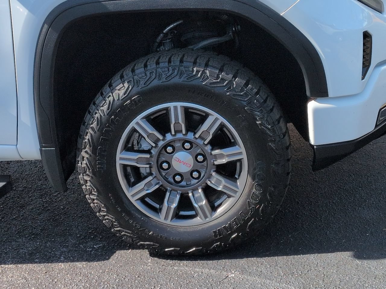 Used 2024 GMC Sierra 1500 AT4 w/ Technology Package AWD/4WD image 11