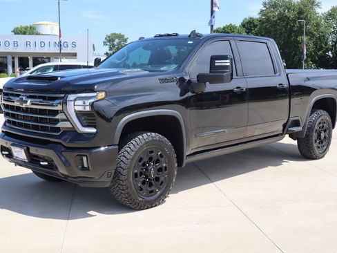 Used 2024 Chevrolet Silverado 3500 High Country w/ High Country Premium Package AWD/4WD image 2