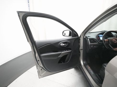 Used 2020 Jeep Cherokee Limited image 28