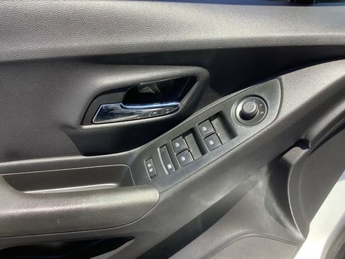 Used 2020 Chevrolet Trax LT w/ Redline Edition AWD/4WD image 12