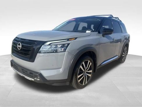 Used 2023 Nissan Pathfinder Platinum AWD/4WD image 3