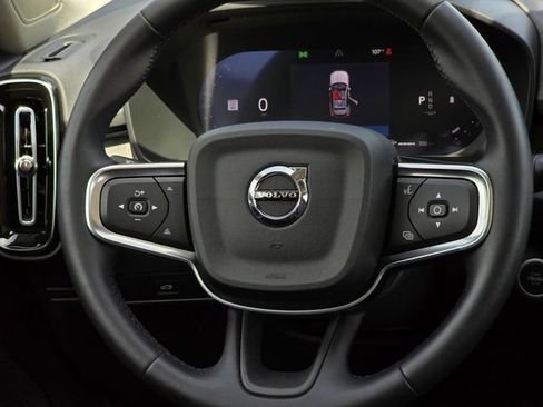 Used 2025 Volvo XC40 B5 Plus AWD/4WD image 21