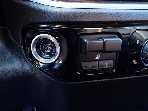 Used 2022 GMC Sierra 1500 SLT AWD/4WD image 18