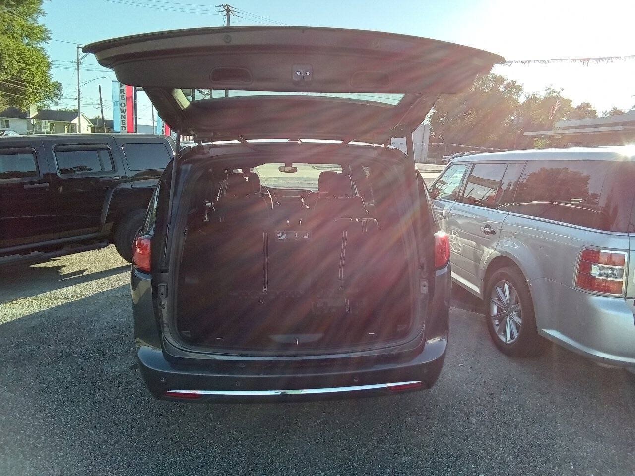 Used 2020 Chrysler Pacifica Touring-L FWD image 10