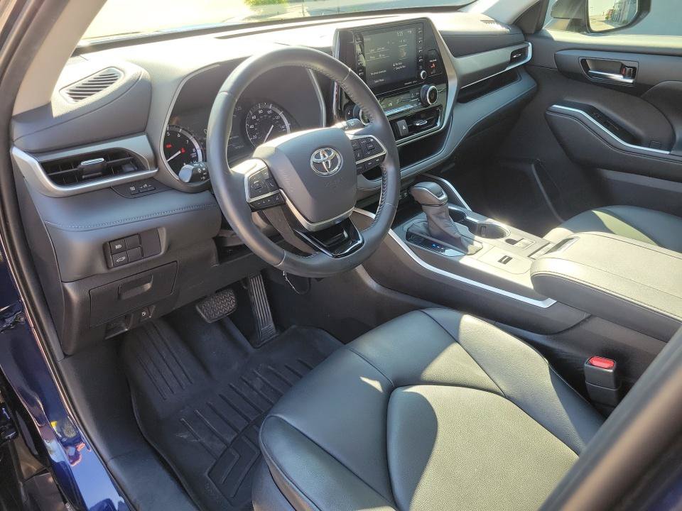 Used 2020 Toyota Highlander XLE FWD image 30