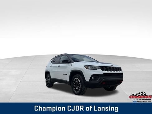 Used 2025 Jeep Compass Trailhawk AWD/4WD image 4