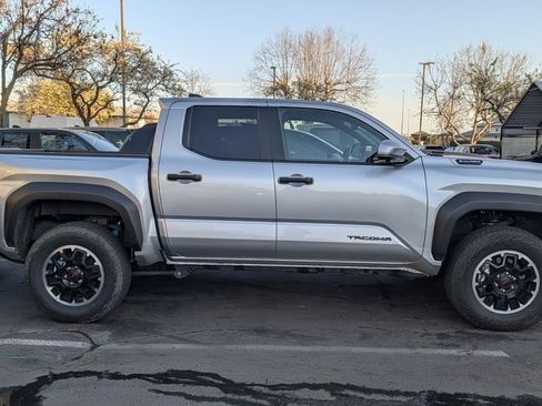 Used 2025 Toyota Tacoma TRD Off-Road image 3
