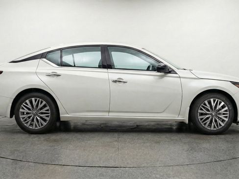 Used 2025 Nissan Altima 2.5 SV FWD image 11