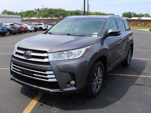 Used 2017 Toyota Highlander XLE AWD/4WD image 2